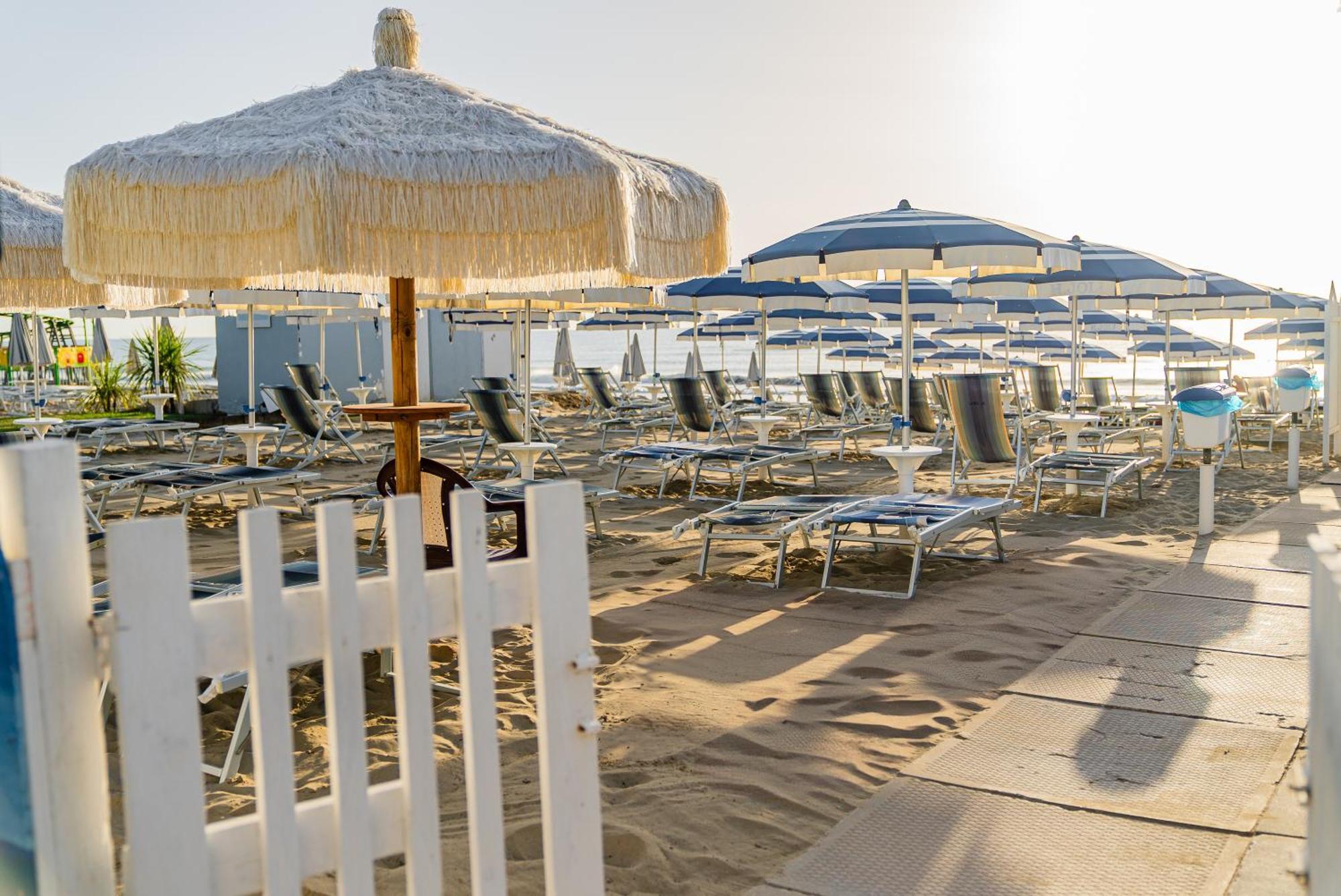 Hotel Joli Alba Adriatica Exterior foto